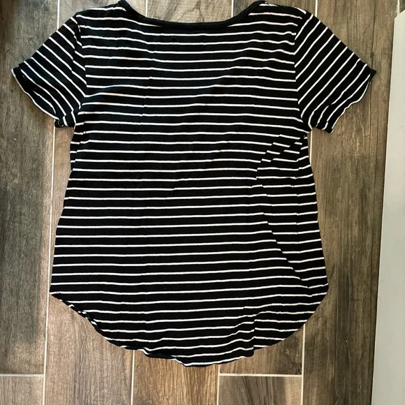 Black and white striped top from Abercrombie & Fitch - Picture 2 of 4